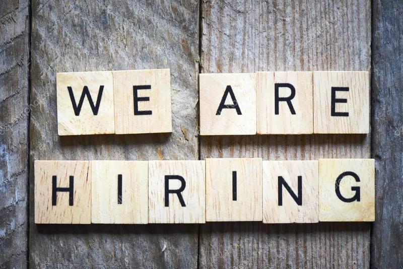 Drvene pločice s natpisom We are hiring
