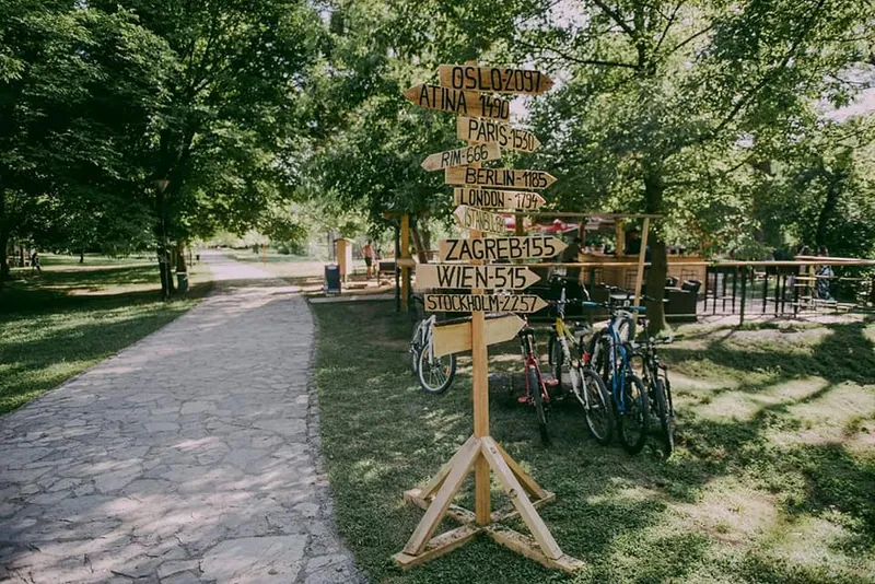 Staza i drveni putokazi na Zelenim otocima u Bosanskoj Krupi