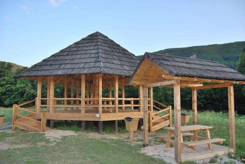Drvena sjenica u piknik zoni Martin Brod