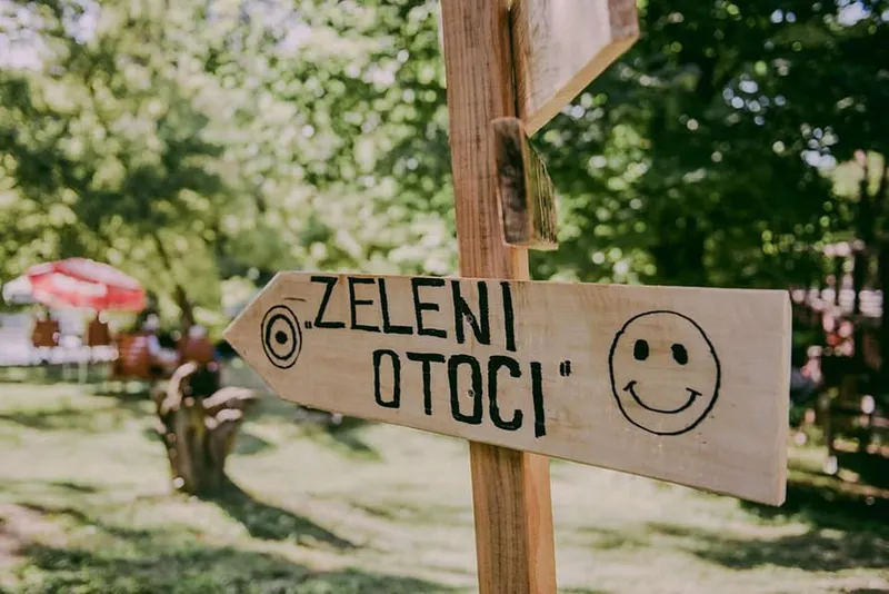 Drveni putokaz Zeleni otoci u Bosanskoj Krupi
